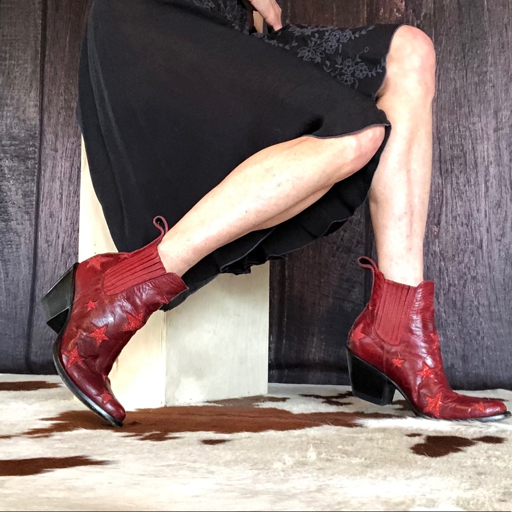 Red into old red star booties! 🤩